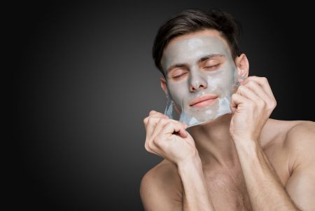 2. Green Peel-Off Mask: Opplev de rensende egenskapene til vår grønne peel-off maske, beriket med naturlige botaniske ekstrakter. Denne masken bidrar til å berolige og berolige huden samtidig som den reduserer rødhet og irritasjon, og etterlater den oppfrisket og balansert.
